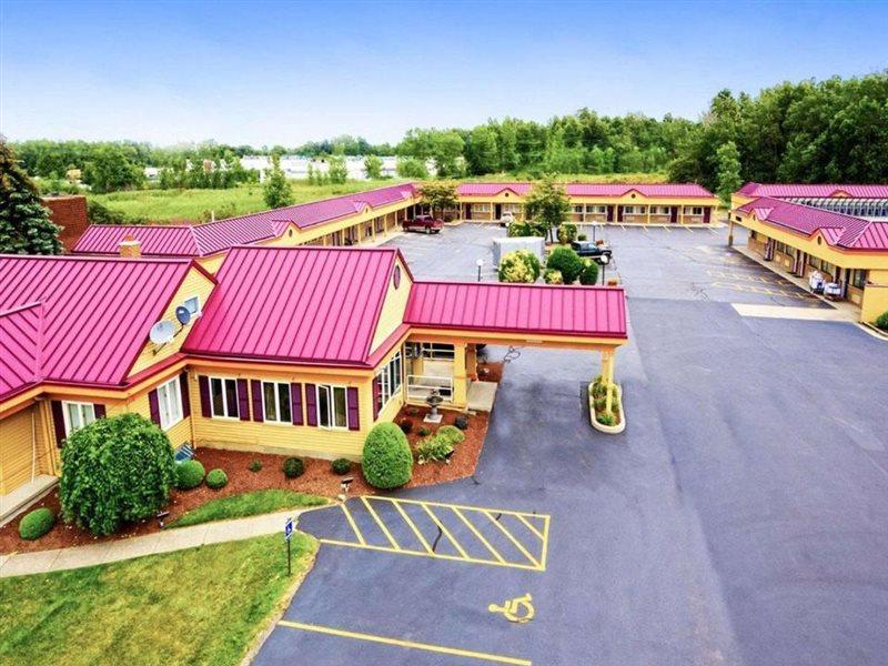 Amherst Inn & Suites Exterior photo